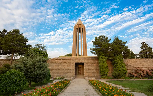 آرامگاه بوعلی سینا همدان